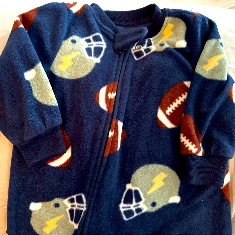 🇺🇸❄️👍GUC CARTER’s | 6m | Unisex Baby warm pyjama sleeper - Football 🏈 - Picture 2 of 12
